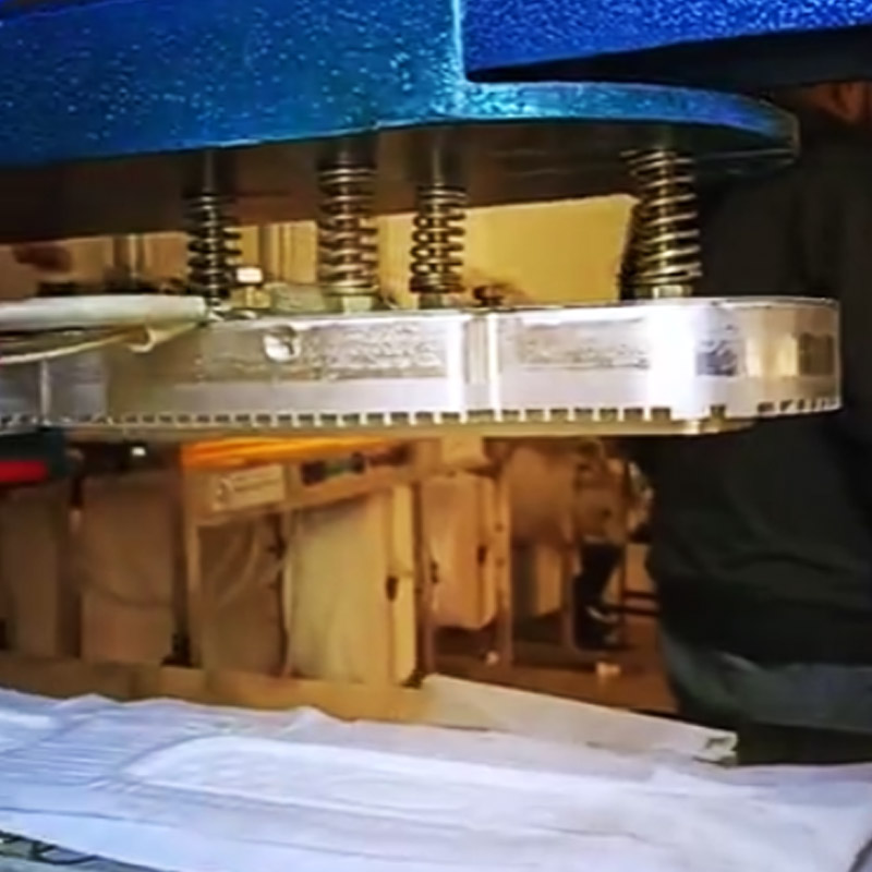 ২৫ হাজার টাকা পুঁজি নিয়ে ব্যবসা শুরু করেন অনুরাগ এবং ভিরাগ। কিন্তু কাঁচামাল কিনতে গিয়ে সমস্যার মুখে পড়েন তাঁরা। প্যাডের পিছনে পাতলা কাগজের আবরণ প্রয়োজন। কিন্তু কোথাও সেই ধরনের উপকরণ খুঁজে পাচ্ছিলেন না তাঁরা। 