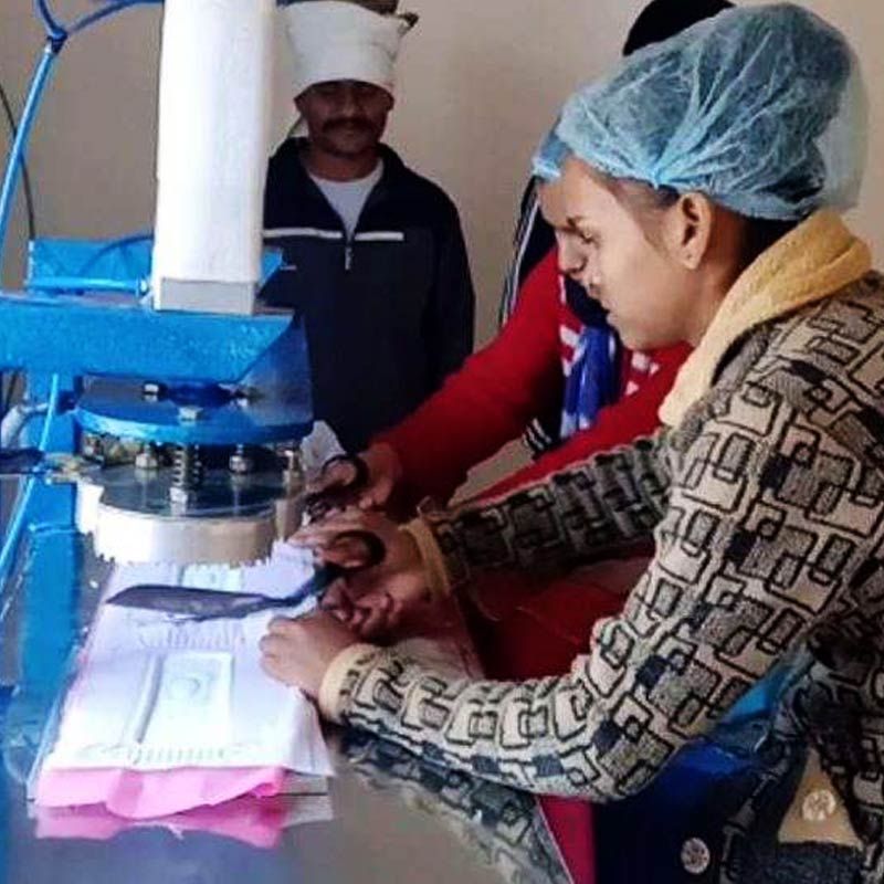 এক দিন দু’জনে একটি বিয়েবাড়িতে খেতে গিয়েছিলেন। সেখানে এক খাবার পরিবেশনকারীর হাতে একটি ‘পেপার রোল’ দেখতে পান তাঁরা। এই ধরনের কাগজই তো প্রয়োজন তাঁদের! বিয়েবাড়ি থেকে খোঁজ নিয়ে ওই পেপার রোল অর্ডার দেন অনুরাগ। তার পর ভোপালে প্যাড তৈরির যন্ত্র তৈরি করতে শুরু করেন তাঁরা।