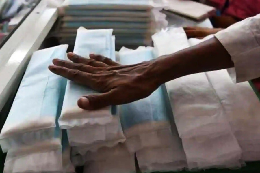 ২০২০ সালে ভিরাগের স্ত্রী পলক সংস্থার সঙ্গে যুক্ত হওয়ায় গ্রামাঞ্চলের মহিলারা যেন ভরসা পান। পলক গ্রামের প্রতিটি ঘরে গিয়ে মহিলাদের সঙ্গে কথা বলেন। বর্তমানে প্রতি মাসে ৫টি করে প্যাড তৈরির যন্ত্র এবং ৬০ থেকে ৭০ হাজার প্যাডের প্যাকেট বিক্রি হয় তাঁদের।