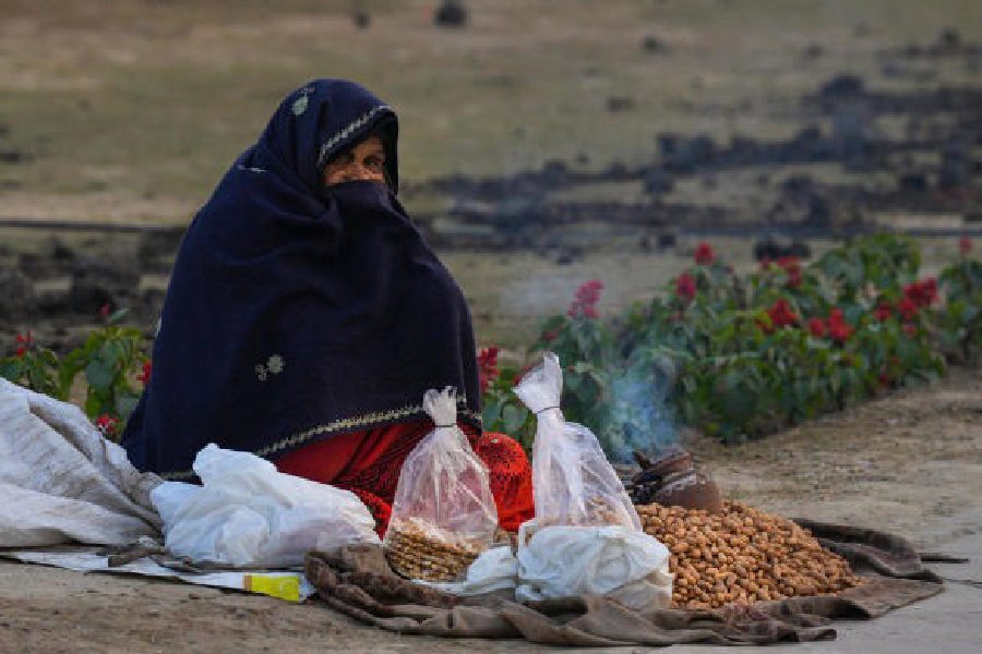 তবে শহরে পারদ ঊর্ধ্বমুখী হলেও জেলায় জেলায় ঠান্ডায় খামতি নেই। একাধিক জেলায় পৌষের পারদ নেমেছে হু হু করে। রাজ্যের নানা প্রান্তে সোমবারও জাঁকিয়ে শীত অনুভূত হয়েছে।