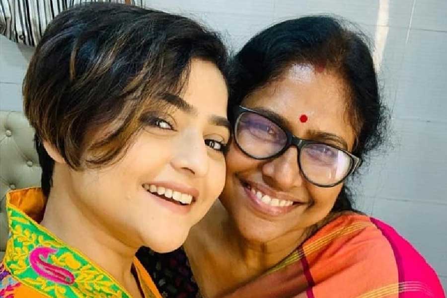 এক সময় সবাই আমার মানিককে ভুলে যাবে, হঠাৎ এ কথা কেন লিখলেন ঐন্দ্রিলার মা?