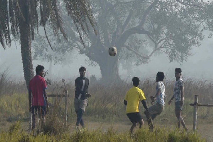 কলকাতা ছাড়া হলদিয়ার তাপমাত্রা ছিল ১৩ ডিগ্রির ঘরে। সেখানে সোমবার সর্বনিম্ন তাপমাত্রা পৌঁছয় ১৩.৩ ডিগ্রি সেলসিয়াস।