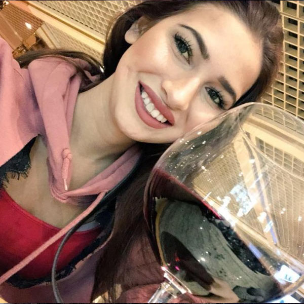 অলিভিয়ার আসল নাম লেক্সি ফোর্ড। পুলিশ সূত্রে জানা গিয়েছিল, অলিভিয়ার মুখ গোঁজা ছিল বিছানায়। দেহের নিম্নাংশ বিবস্ত্র অবস্থায় ছিল। বিছানার পাশে রাখা ছিল কিডনি ও মূত্রনালির সংক্রমণের ওষুধের বোতল। 