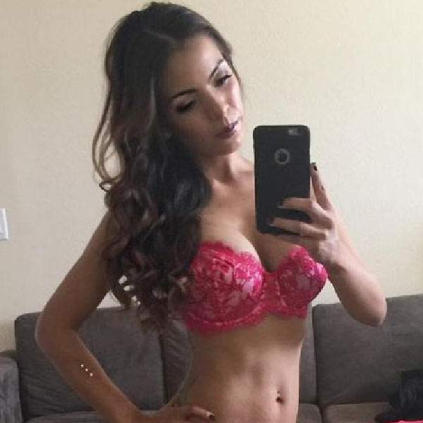 পর্ন দুনিয়ায় পা রাখার আগে মানসিক ভাবে বিপর্যস্ত হয়ে পড়েছিলেন অলিভিয়া। ২০১৬ সালে অলিভিয়ার এক ঘনিষ্ঠ বন্ধু আত্মঘাতী হন। আর এর পরের বছর, অর্থাৎ ২০১৭ সালের এপ্রিল মাসে মাত্রাতিরিক্ত মাদক সেবনের কারণে মৃত্যু হয় অলিভিয়ার প্রেমিক নোলানের। 