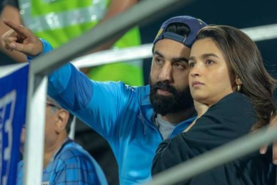 Ranbir-Alia are in love on the soccer field, 'Where's the girl?', everyone's question