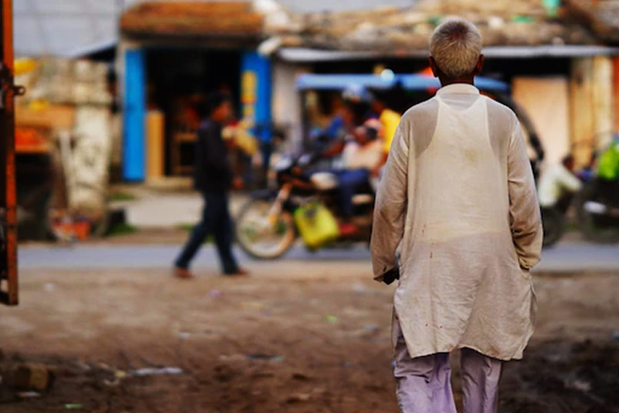 এই অপরাধের কাহিনির মূল চরিত্র দু’জন। এক জন চরহোলি খুর্দ গ্রামের ৫৮ বছর বয়সি কৃষক কেরবা থরভে ওরফে সুভাষ। অন্য জন পাশের গ্রামের রবীন্দ্র ঘেনান্দ (৪৮)।