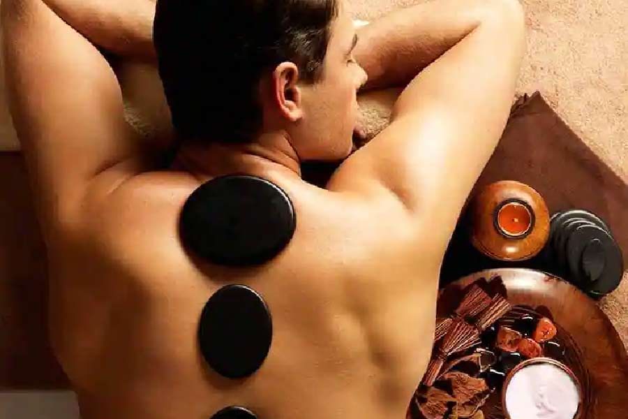 গোয়ার এই প্রতারকেরা সমুদ্রের ধারে বেড়াতে আসা পর্যটকদের ‘স্পা’ বা ‘বডি মাসাজ সেন্টার’-এর প্রলোভন দেখান বলে অভিযোগ। বলা হয়, মাত্র ৩ হাজার টাকায় মিলবে ‘বিশেষ’ পরিষেবা।