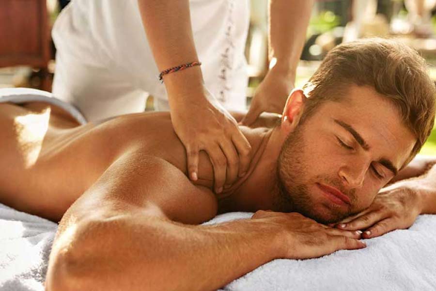 ইচ্ছুক পর্যটকদের তিন রকমের ‘অফার’ দেওয়া হয়। ৩ হাজার এবং ৪ হাজার টাকার বিনিময়ে বিশেষ কায়দার ‘বডি মাসাজ’-এর কথা বলা হয়। এ ছাড়া, ৫ হাজারের বিনিময়ে মেলে ‘সম্পূর্ণ পরিষেবা’।