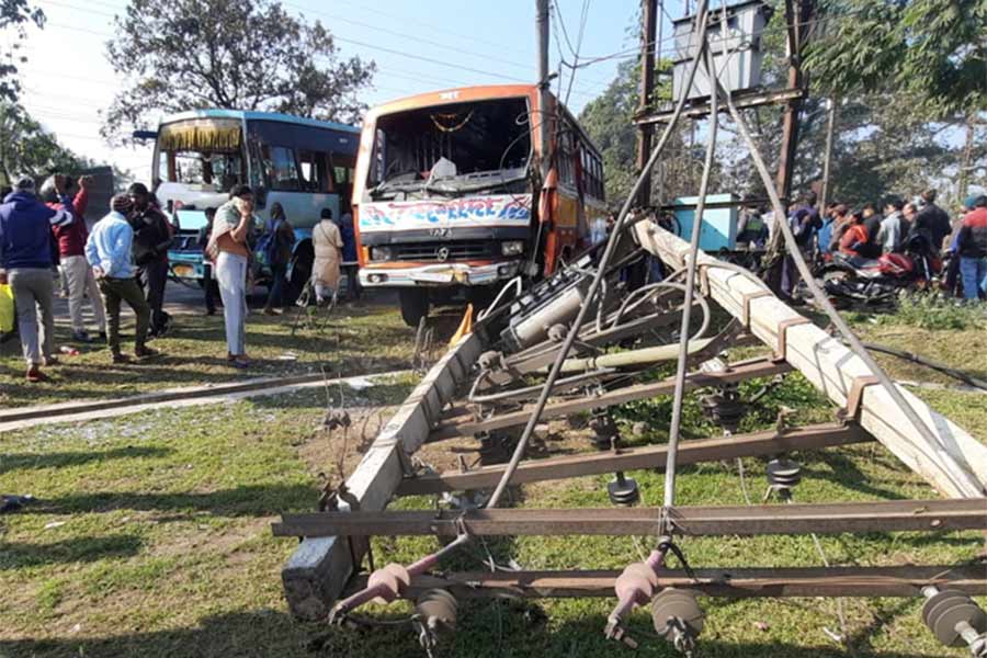 বিদ্যুতের ট্রান্সফর্মারে বাসের ধাক্কা।