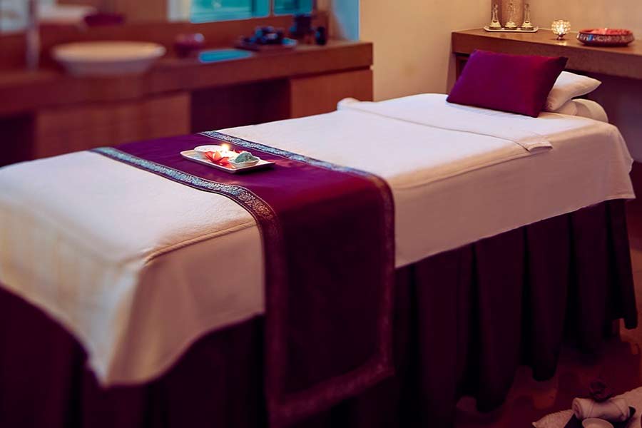 এক ভুক্তভোগী জানিয়েছেন, স্পা-তে প্রবেশের সঙ্গে সঙ্গে তাঁর কাছ থেকে ৩ হাজার টাকা নিয়ে নেওয়া হয়। তার পর হাতে মদের গ্লাস নিয়ে তাঁর কাছে আসেন এক নারী। প্রায় সঙ্গে সঙ্গে আসে আরও ৫ হাজারের বিল।