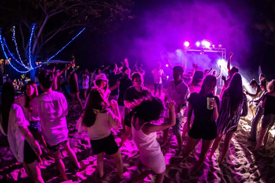 কোনও কোনও পর্যটককে যৌনতা নয়, সারা রাত নাচগান এবং অবাধ উদ্‌যাপনের প্রলোভন দেখান প্রতারকেরা। তার পর একই কায়দায় তাঁদের কাছ থেকে নিয়ে নেওয়া হয় মোটা টাকা।