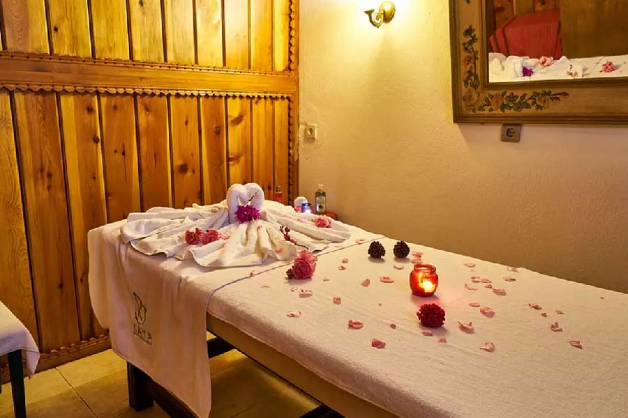 ফলে এই মহিলাদের অনেককেই পর্যটকদের সঙ্গে খারাপ ব্যবহার করতে দেখা যায়। ১৮ থেকে ৩৫ বছর বয়সি মহিলারা এই চক্রের কেন্দ্রে, দাবি ভুক্তভোগীদের।