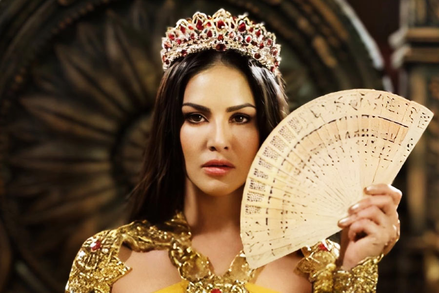 অনেক কিছু পারলেও এই কাজটি একেবারেই পারেন না সানি লিওনি, খুঁজছেন শিক্ষক!