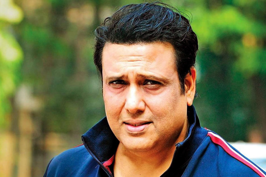 আশি এবং নব্বইয়ের দশকে বলিউডের অভিনেতাদের মধ্যে সাফল্যের চূড়ায় উঠেছিলেন গোবিন্দ অরুণ আহুজা ওরফে গোবিন্দ। দর্শকের কাছে অভিনয় দক্ষতার জন্য ভূয়সী প্রশংসা কুড়িয়েছেন তিনি। এক টানা ১৪-১৫ বছর চুটিয়ে কাজ করার পরেও তিনি ধীরে ধীরে বলি ইন্ডাস্ট্রি থেকে হারিয়ে যাচ্ছেন। এর জন্য নাকি দায়ী অভিনেতা নিজেই। এমনটাই মনে করেন বলিপাড়ার বহু তারকা।