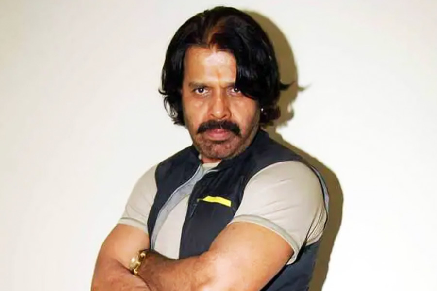 সম্প্রতি এক সাক্ষাৎকারে বলি অভিনেতা তিনু বর্মা গোবিন্দের ‘অপেশাদার’ আচরণ নিয়ে মুখ খোলেন। কথা প্রসঙ্গে ‘অচানক’ ছবির শুটিংয়ের কথা উল্লেখ করেছেন তিনু। ১৯৯৮ সালে এই ছবিটি মুক্তি পেয়েছিল। গোবিন্দের বিপরীতে ‘অচানক’ ছবিতে অভিনয় করতে দেখা গিয়েছিল মনীষা কৈরালাকে। তিনুও এই ছবির কাজের সঙ্গে যুক্ত ছিলেন। তিনি সাক্ষাৎকারে জানিয়েছেন যে, শুটিংয়ে কখনও সঠিক সময়ে আসতেন না গোবিন্দ।