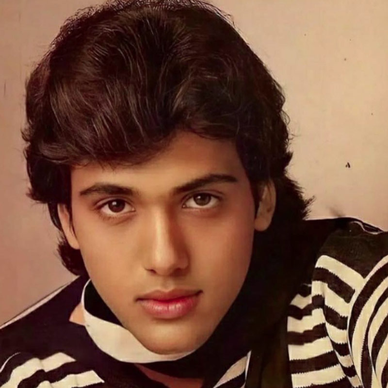 তিনুর বক্তব্য, সকাল গড়িয়ে দুপুর পেরিয়ে গিয়েছিল। তবুও গোবিন্দের কোনও খবর পাওয়া যায়নি। মাঝখানে অভিনেতার এক সহকারী ফোনে জানালেন যে, গোবিন্দ শুটের জন্য ১২টার সময় রওনা হয়েছেন। তা শুনে ফ্লোরের সকলে তৎপর হলেও সব আয়োজন বৃথা যায়।