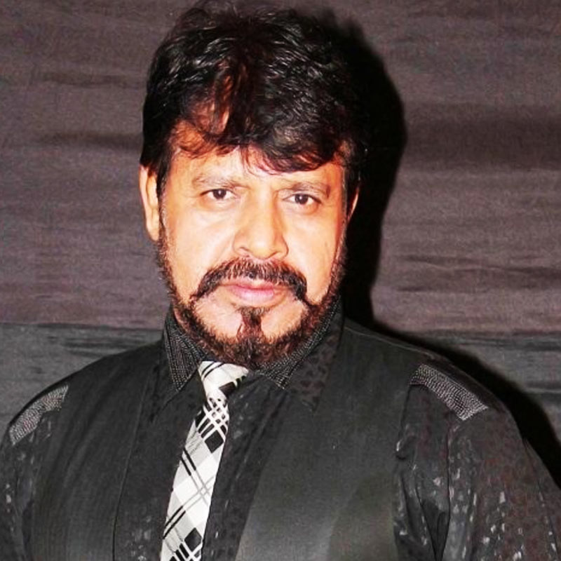 গোবিন্দের অপেক্ষায় আর বসে না থেকে সে দিনের মতো শুট বাতিল করে দেন প্রযোজক বিজয়। তার পর তিনুর সঙ্গে গাড়িতে বাড়ির পথে যাত্রা শুরু করেন তিনি। রাস্তায় একটি দুধের দোকান দেখে গাড়ি দাঁড় করান তিনু।