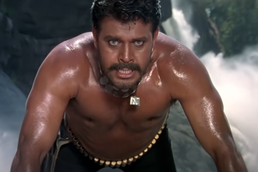 দোকানের সামনে একটি কলেজ ছিল। কলেজের চারদিকে ভিড় জমা হয়েছে দেখে দোকানদারকে জমায়েতের কারণ জিজ্ঞাসা করেন তিনু। দোকানদার জানান, কলেজের ভিতর ছবির শুটিং চলছে। এই কথা শুনে তিনুর কৌতূহল জাগে।