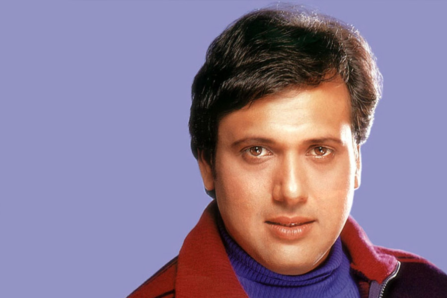 তিনুর দাবি, কলেজের দেওয়ালে চড়ে তিনি যা দেখলেন তাতে অবাক হয়ে যান। তাঁর চোখের সামনে তখন গোবিন্দ। নাচের দৃশ্যে অভিনয় করছেন তিনি। তিনুর সঙ্গে চোখাচোখি হওয়ায় সামনে থেকে সরে যান গোবিন্দ।