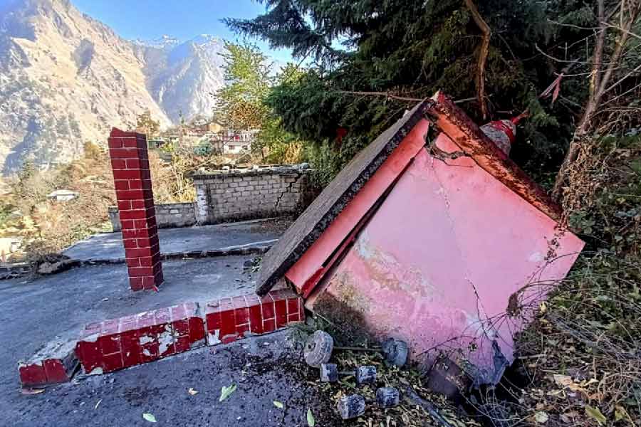 ক্রমেই বসে যাচ্ছে উত্তরাখণ্ডের জোশীমঠ। ফাঁপা হয়ে গিয়েছে মাটির তলা। সেখানকার প্রায় ৫০০ বাড়িতে ফাটল। ঘর ছাড়তে বাধ্য হয়েছেন বাসিন্দারা। আর তাঁরা এখন দায়ী করছেন তপোবন-বিষ্ণুগড় জলবিদ্যুৎ প্রকল্পকে। তাঁদের দাবি, পাহাড়ের বুকে বেআইনি ভাবে এই জলবিদ্যুৎ প্রকল্প গড়ে তোলা হয়েছে বলেই এই বিপর্যয়। সত্যিই কি তাই?  অন্য দিকে, কোটি কোটি টাকা খরচ করা হলেও এখনও কার্যকর হয়নি এই বিদ্যুৎ প্রকল্প। বার বার আটকেছে কাজ। কখনও প্রকৃতি বাদ সেধেছে। কখনও স্থানীয়রা। আবারও কি বিপাকে পড়তে চলেছে এই প্রকল্পের কাজ? 