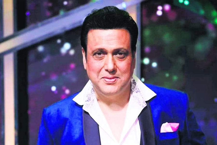 গোবিন্দের এরকম আচরণ দেখে শুটিং ফ্লোর থেকে সরে যান তিনু। দোকানে এসে বিজয়কে পুরো বিষয়টি জানান। তিনুর দাবি, ‘‘এক দিনে তিন তিনটি ছবির শুট করবেন বলে কথা দিয়ে দিতেন গোবিন্দ।’’