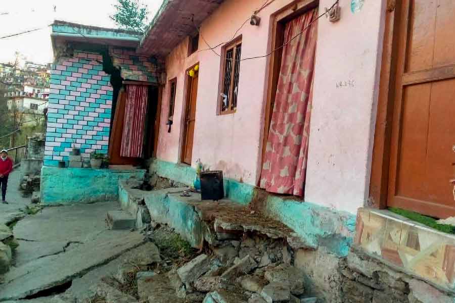 ন্যাশনাল থার্মাল পাওয়ার কর্পোরেশন (এনটিপিসি)-এর তপোবন-বিষ্ণুগড় জলবিদ্যুৎ প্রকল্পকে বিপর্যয়ের জন্য দায়ী করে তদন্তের দাবি করেছেন বিশেষজ্ঞরা। তবে অনেকেই মনে করছেন, বিশেষজ্ঞদের এই দাবি একেবারে অযৌক্তিক নয়। যদিও এনটিপিসি এই অভিযোগ মানতে চায়নি। জানিয়েছে, নিয়ম মেনেই সব কাজ হয়েছে। 