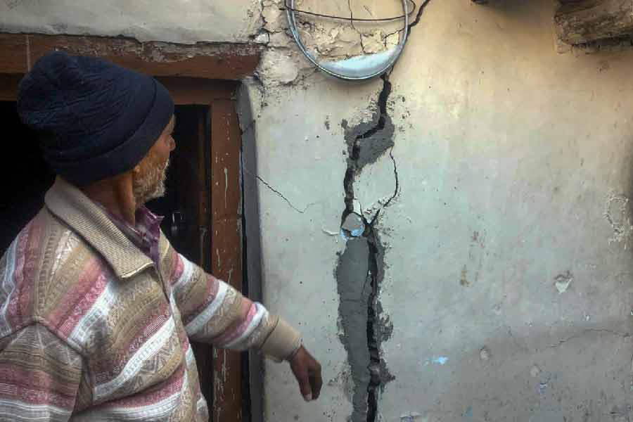 গত ৫ জানুয়ারি এনটিপিসি এবং হিন্দুস্থান কনস্ট্রাকশন লিমিটেডকে একটি চিঠি লেখেন চামোলির জেলাশাসক অভিষেক ত্রিপাঠী। চিঠিতে তাদের ২০০০ বাড়ি তৈরির কথা বলেন। জানান, জোশীমঠে যাঁদের বাড়িতে ফাটল ধরেছে, তাঁদের সেখানে পুনর্বাসন দেওয়া হবে। 