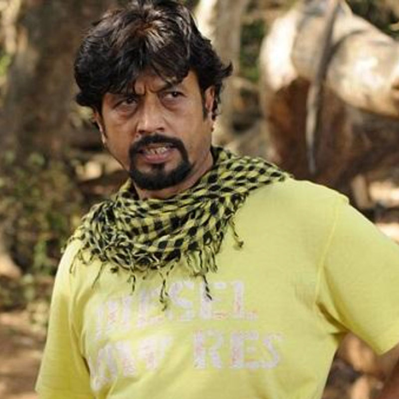 গোবিন্দকে ‘অপেশাদার’ বলে দাগিয়ে ফেলেন বলিপাড়ার একাংশ। এই আচরণ নিয়ে কাজ করা সম্ভব নয় বলেই অভিনেতার কাছে কাজের সুযোগও কম আসতে শুরু করে। তিনুর দাবি, এই কারণেই ইন্ডাস্ট্রি থেকে ধীরে ধীরে হারিয়ে গিয়েছেন। না হলে গোবিন্দ আজও বলিপাড়া কাঁপাতেন।