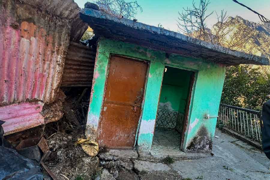 পাশাপাশি তপোবন-বিষ্ণুগড় জলবিদ্যুৎ প্রকল্পের কাজ বন্ধের নির্দেশিকা জারি করেন ত্রিপাঠী। তার আগে জোশীমঠ থেকে আউলি যাওয়ার রোপওয়ে বন্ধ করে দেয় প্রশাসন। এটি এশিয়ার বৃহত্তম রোপওয়ে।