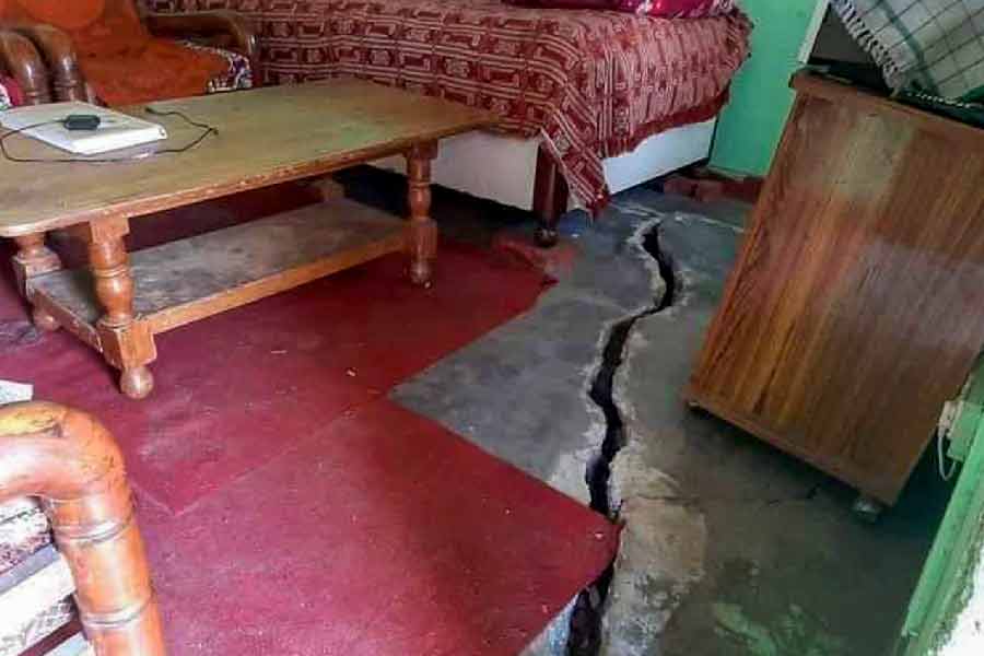 জোশীমঠের এক থেকে ১০ নম্বর ওয়ার্ডে ৫৬১টি বাড়িতে ফাটল দেখা দিয়েছে। চার নম্বর ওয়ার্ডের দু’টি হোটেল ফাটলের জন্য বন্ধ করে দেওয়া হয়েছে। দু’নম্বর ওয়ার্ডে মাটির তলা থেকে বেরিয়ে আসছে কাদাজল। স্থানীয়দের ধারণা, পাহাড়ের উপরের অংশে নির্মীয়মাণ টানেল থেকেই আসছে ওই জল।