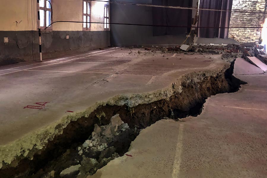 তেহরি গাড়োয়ালের এক কলেজের অধ্যাপক, ভূতত্ত্ববিদ এসপি সতী দাবি করেছেন, দু’নম্বর ওয়ার্ডে যে কাদাজল উঠছে, তা পরীক্ষা করা উচিত। তা আসলে তপোবনের ধউলিগঙ্গা নদীর জল কি না, খতিয়ে দেখা উচিত। তপোবনের ধউলিগঙ্গা নদীর উপরেই গড়ে উঠছে জলবিদ্যুৎ প্রকল্প।