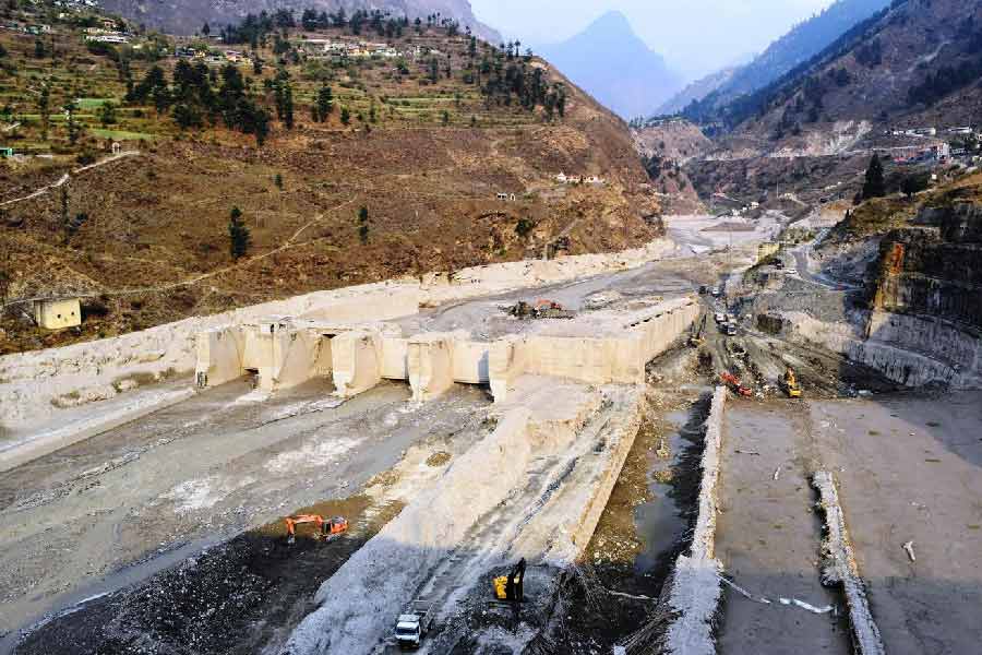 জোশীমঠ থেকে ১৫ কিলোমিটার দূরে রয়েছে এই তপোবন। তপোবন-বিষ্ণুগড় জলবিদ্যুৎ প্রকল্পের টানেল শেষ হয়েছে সেলাঙে। জোশীমঠ থেকে সেলাঙের দূরত্ব পাঁচ কিলোমিটার। 