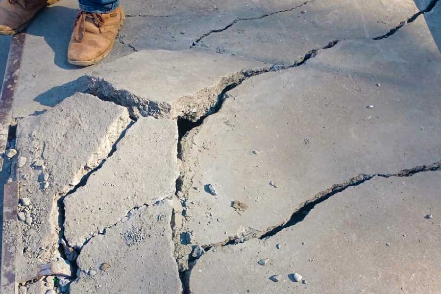 বিশেষজ্ঞদের মতে, ভূগর্ভস্থ জল বেরিয়ে যাওয়া ফাঁপা হয়ে গিয়েছে মাটি। তার জেরেই বার বার আসছে বিপর্যয়। স্থানীয়দের দাবি, ওই ঘটনার কারণ ভূগর্ভস্থ জলস্তর নেমে যাওয়ায় জলসঙ্কট দেখা দিয়েছে। মাটির নীচে বিস্ফোরণের কারণেও ক্ষতিগ্রস্ত হয়েছে ঘরবাড়ি।