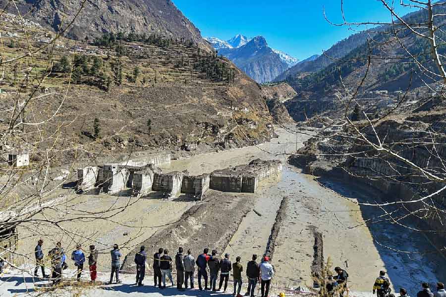 ২০০৪ সালে ধউলিগঙ্গা নদীর উপর এই জলবিদ্যুৎ প্রকল্প তৈরির জন্য চুক্তি সই হয়। ২০০৫ সালের ১৪ ফেব্রুয়ারি ভিত্তিপ্রস্তর স্থাপন করা হয় প্রকল্পের। ২০০৬ সালের নভেম্বর মাসে এই তপোবন-বিষ্ণুগড় জলবিদ্যুৎ প্রকল্পের নির্মাণ কাজ শুরু হয়। 