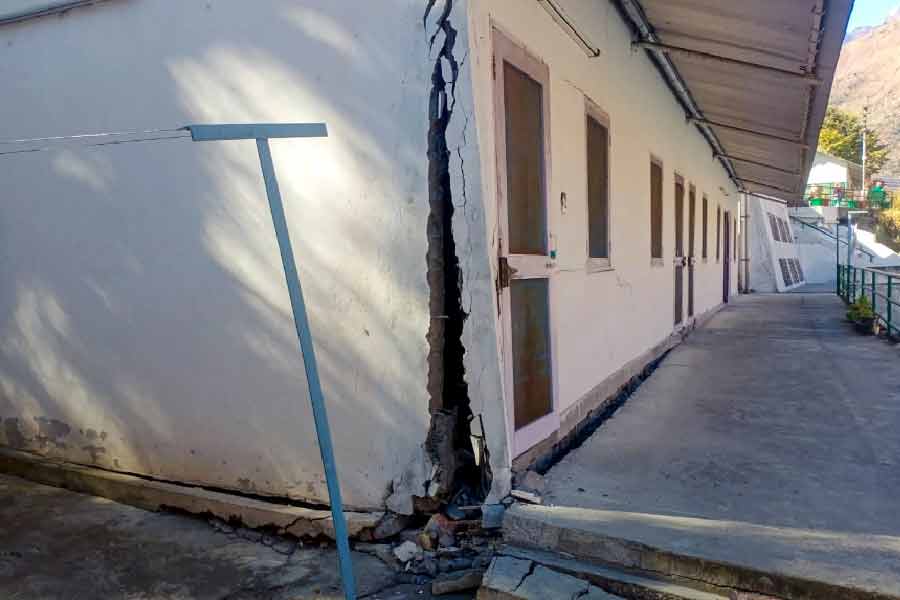 মনে করা হয়েছিল, ২০১২ সাল থেকেই এই প্রকল্পে বিদ্যুৎ উৎপাদন শুরু হবে। কিন্তু পাহাড়ের বুকে টানেল খোঁড়া সহজ ছিল না। বার বার দুর্ঘটনার মুখে পড়েন শ্রমিকরা। 