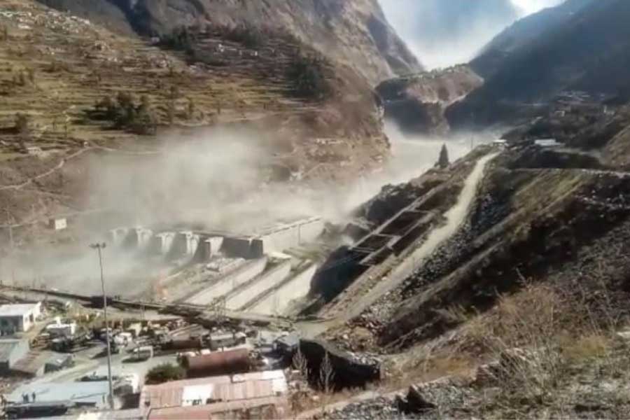 ২০১১, ২০১২ এবং ২০১৩ সালের জুনে পর পর উত্তরাখণ্ডের হড়পা বান আসে। সে কারণে পিছিয়ে যায় প্রকল্পের কাজ। বিপুল ক্ষয়ক্ষতি হয়। 