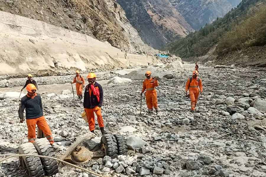 এখানেই শেষ নয়, ২০০৯ সালের ডিসেম্বর থেকে টানেলের মধ্যে ঢুকেছিল একটি টানেল বোরিং মেশিন। এখনও তা বার করা যায়নি টানেল থেকে। মনে করা হয়, সঠিক পরিকল্পনার অভাবেই এই জলবিদ্যুৎ প্রকল্প এখনও কার্যকর হয়নি। পাশাপাশি বার বার বাধা হয়ে দাঁড়িয়েছে প্রকৃতি। 
