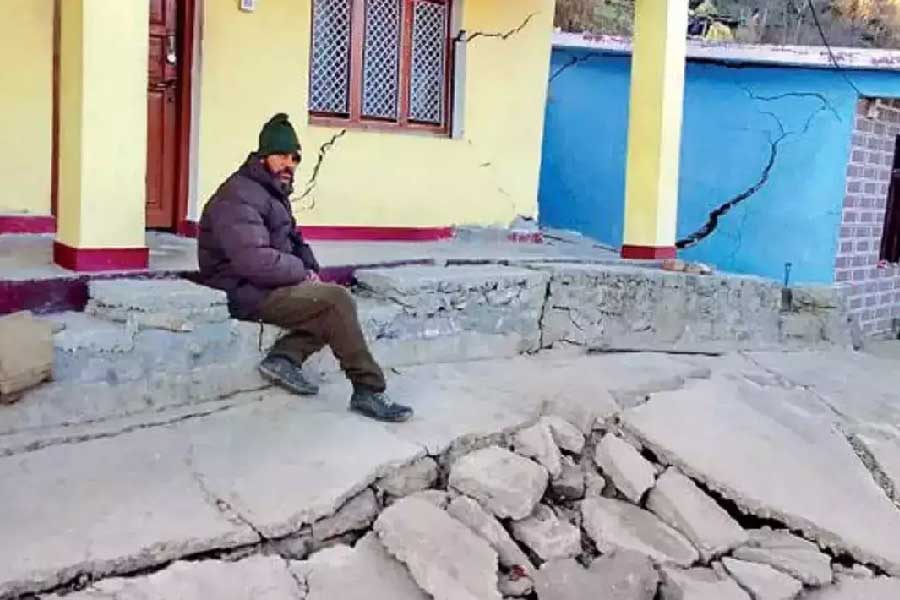 এ বার ফের জোশীমঠে বিপর্যয়ের জন্য আঙুল উঠেছে রাষ্ট্রায়ত্ত সংস্থা এনটিপিসির দিকে। তারা যদিও স্পষ্ট জানিয়েছে, নিয়ম মেনে কাজ হয়েছে। 