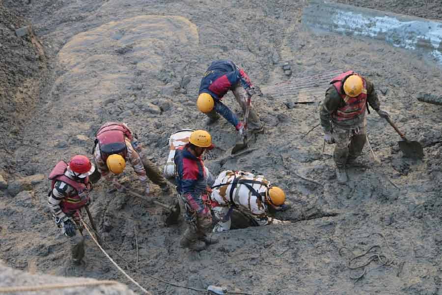 বরফধসে নিখোঁজ শতাধিক। তাঁদের মধ্যে বেশির ভাগই বিদ্যুৎপ্রকল্পের কর্মী। কর্মীদের মৃত্যুর জন্য এনটিপিসিকে দায়ী করেছিল বেশ কিছু স্বেচ্ছাসেবী সংগঠন। এনটিপিসি জানিয়েছিল, এই বরফধসের কারণে তাদের প্রায় ১,৫০০ কোটি টাকা ক্ষতি হয়েছে। 
