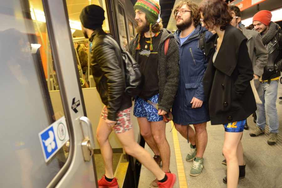 লন্ডনে রবিবার সকালে ওই অর্ধনগ্ন অবস্থাতেই নিজেদের স্টেশন থেকে ট্রেনে উঠলেন এবং গন্তব্যে পৌঁছে হাঁটতে শুরু করলেন লন্ডনবাসী।