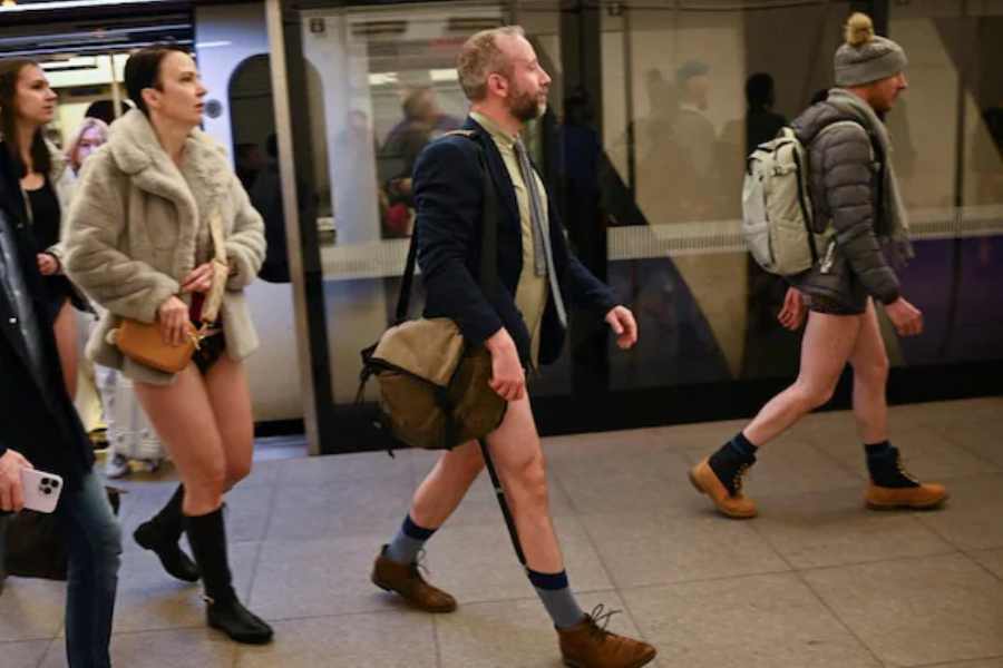 সে এক অদ্ভুত দৃশ্য—  লন্ডনের আন্ডারগ্রাউন্ড রেল স্টেশনের প্ল্যাটফর্মে কাতারে কাতারে অর্ধনগ্ন নারী-পুরুষ যাত্রী হেঁটে চলেছেন।