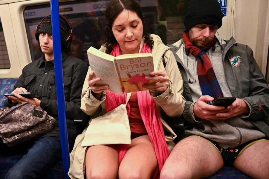 ভাবলেশহীন তাঁদের মুখ। পোশাক ভুলে গিয়েছেন না কি স্বেচ্ছায় ছেড়ে এসেছেন বাড়িতে বোঝার উপায় নেই তাঁদের দেখে। তবে লন্ডন এমন দৃশ্য এই প্রথম দেখছে না।