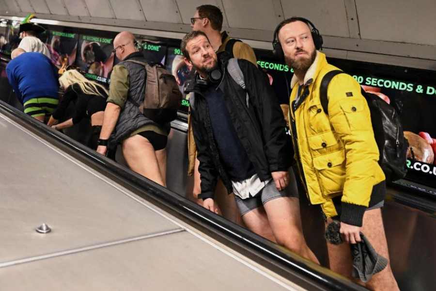 দিনটির নাম ‘নো ট্রাউজার্স ডে’।  প্রতি বছর এই দিনটি উদযাপন করে দ্য স্টিফ আপার লিপ সোসাইটি নামে একটি সংস্থা।  নিয়ম— প্যান্ট ছাড়াই উঠতে হবে ট্রেনে। এমনকি স্টেশনে নেমেও প্যান্ট পরা যাবে না।  