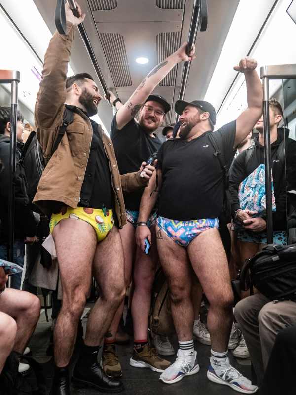 আয়োজক সংস্থা জানিয়েছে, নিত্যদিনের এক ঘেঁয়ে জীবনে দৃশ্যগত একটি ধাক্কা দেওয়াই এই দিনটির লক্ষ্য। তবে নেহাৎই মজার ছলে। কোনও অভব্যতা বা অশ্লীলতা এই উদ্‌যাপনের উদ্দেশ্য নয়।