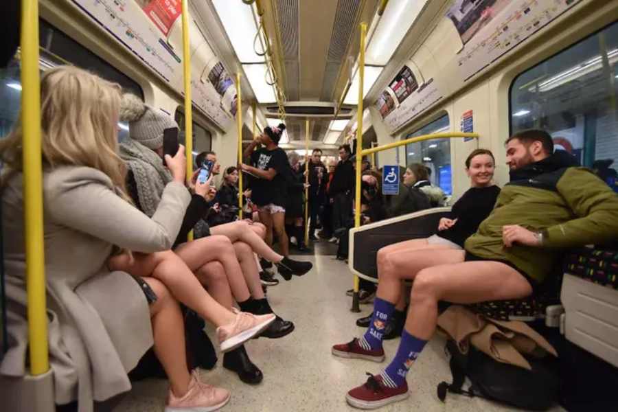 সেই বাধা কিছুটা কাটতেই পুরনো উদ্‌যাপনে ফিরেছে লন্ডন। হাতে এসেছে একটি তথ্যও, অন্তর্বাস পরে পথে নামায় পিছিয়ে নেই মহিলারা। অংশগ্রহণকারীদের মধ্যে ৪০ থেকে ৫০ শতাংশই ছিলেন মহিলা।