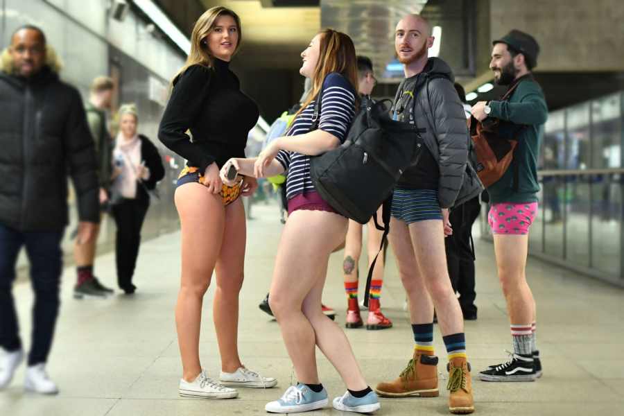 অংশগ্রহণকারীদের দেখে মনেই হবে না তারা শরীরের নিম্নদেশ অনাবৃত রেখেছেন। প্যান্ট বা স্কার্ট পরলে তাঁরা যতটা স্বাভাবিক আচরণ করতেন, ঠিক ততটাই স্বাভাবিক মনে হবে তাঁদের দেখে।