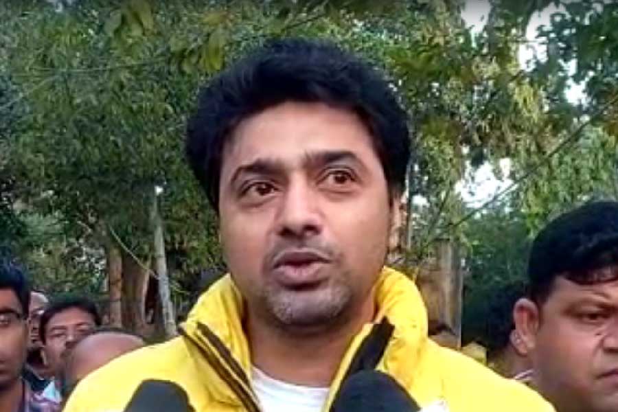 মিঠুন’দা আর আমি বাবা-ছেলের মতো থাকতে পারলে বিজেপি-তৃণমূলে খুনোখুনি কেন! প্রশ্ন দেবের