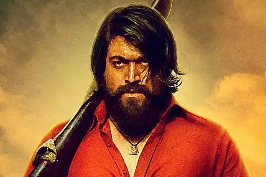 ‘কেজিএফ’ মুক্তির পর থেকেই রাতারাতি সুপারস্টার হয়েছেন কন্নড় সিনেমার এই মুহূর্তের জনপ্রিয় মুখ যশ। তবে শুধু কন্নড় সিনেমা বললে ভুল হবে। ‘কেজিএফ’-এর হাত ধরে সর্বভারতীয় স্তরে বড় তারকা হয়েছেন যশ। দেশের ঘরে ঘরে তাঁর ভক্তের সংখ্যা লাফিয়ে বেড়েছে। প্রিয় তারকাকে ঘিরে তাঁর ভক্তদের উন্মাদনার নানা ছবিই ধরা পড়ে। তবে যশের ভক্তদের পাগলামির কথা জানলে হতবাক হবেন। 