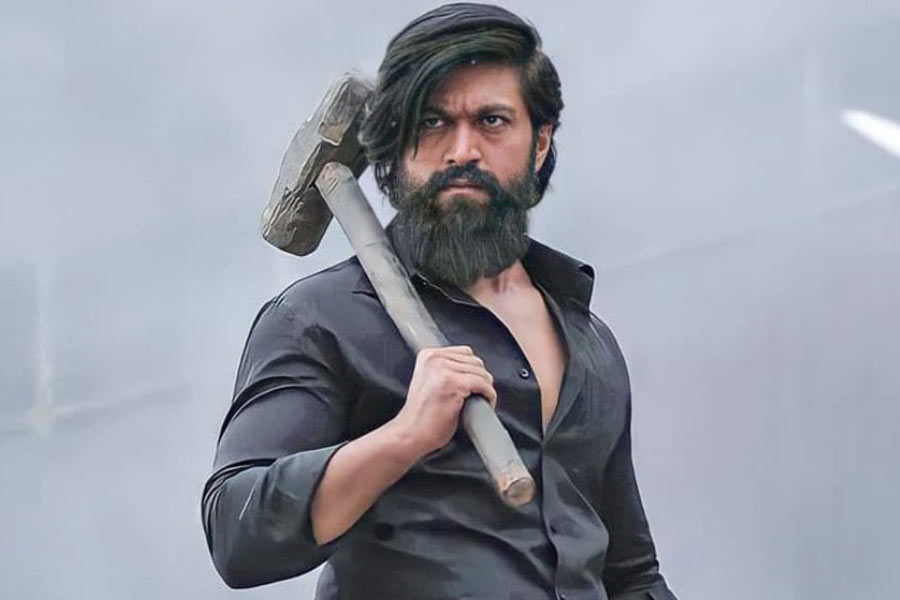 ২০০৭ সালে কন্নড় সিনেমায় হাতেখড়ি হয় যশের। তবে প্রায় ১৯টি ছবির পর ২০১৮ সালে ‘কেজিএফ’-এর হাত ধরেই জনপ্রিয়তার শিখরে পৌঁছে যান যশ। এর পর ২০২২ সালে ‘কেজিএফ ২’ ছবিটি যশকে আরও খ্যাতির আলোয় আলোকিত করে। 