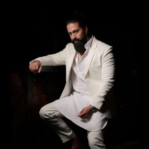  ‘কেজিএফ’-এর দৌলতে রাতারাতি যশের ভক্তসংখ্যা লাফিয়ে লাফিয়ে বেড়েছে। আর যত দিন গড়িয়েছে, তারকার সেই সব ‘জবড়া ফ্যানেদের’ পাগলামিও বেড়েছে। এমনকি, প্রিয় নায়ককে ঘিরে উন্মাদনার জেরে প্রাণও হারিয়েছেন অনেকে। 